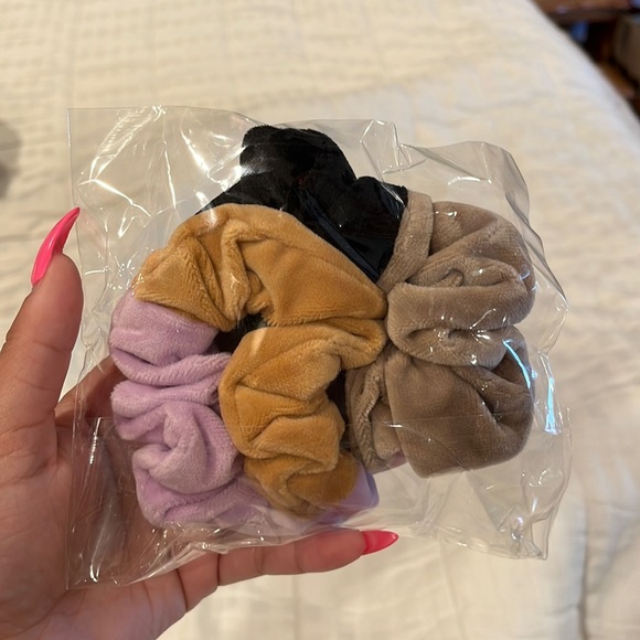ROMWE Accessories - Pack of two scrunchies, they are both half and half with different colors.